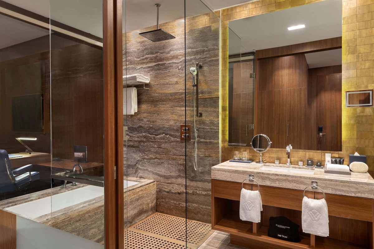 Wyndham Grand Manama 6